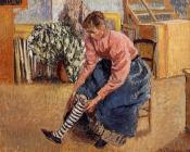 卡米耶毕沙罗 - Woman Putting on Her Stockings